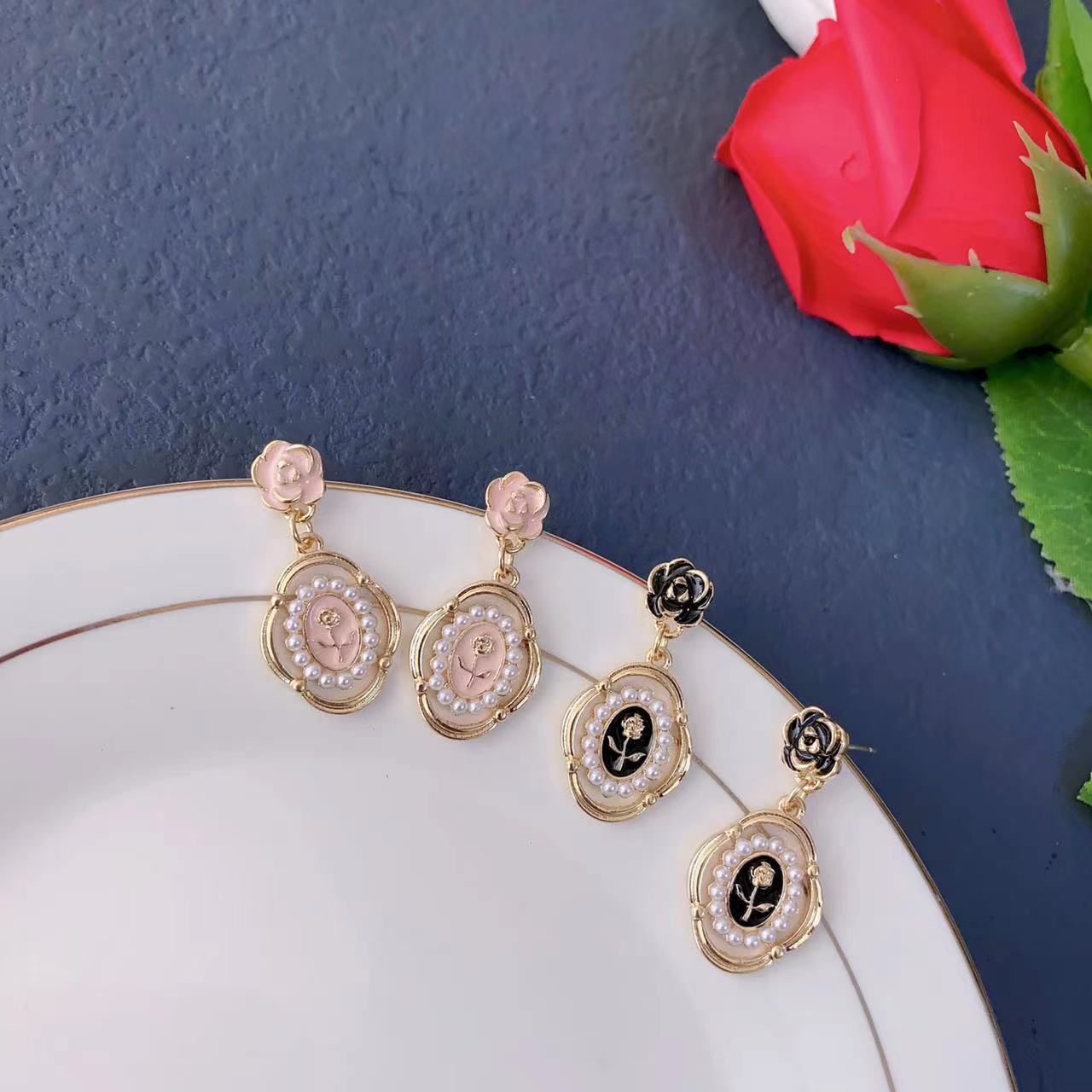 S925 Silver Needle Forest-themed French retro pearl rose earrings, a light luxury geometric oil drip hollowed-out earrings full figure