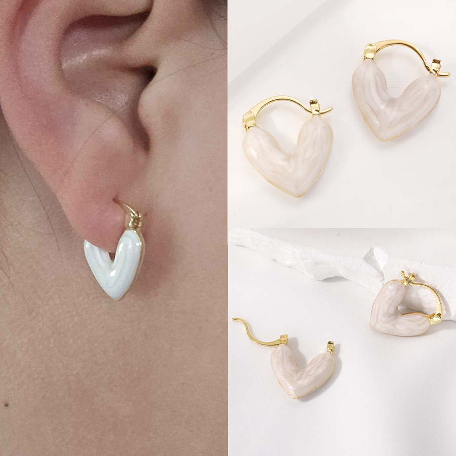 Hot-selling glazed heart-shaped earrings, women's heart earrings, French retro and niche design, white oil-dripping heart full figure