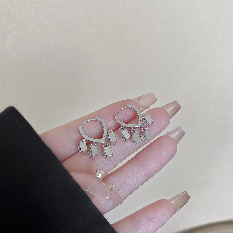 The diamond-shaped stud earrings worn by Liu Yifei are sweet and versatile for women, with a unique and elegant daily style. They are high-end and fashionable earrings Application Scenario
