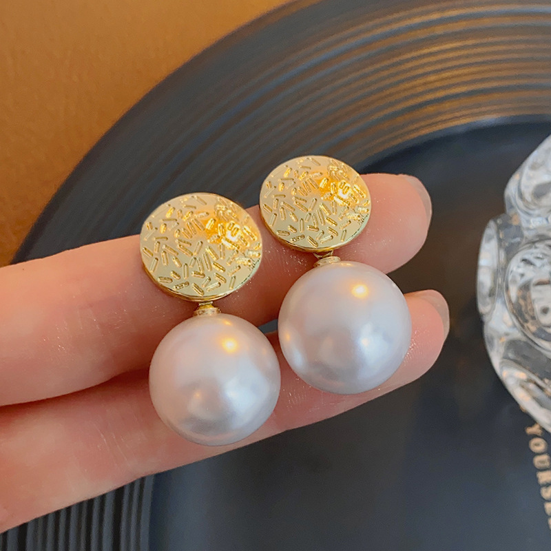 S925 Silver Needle Korean version stylish and trendy pearl earrings, niche design sense stud earrings, simple and cold style earrings for women full figure