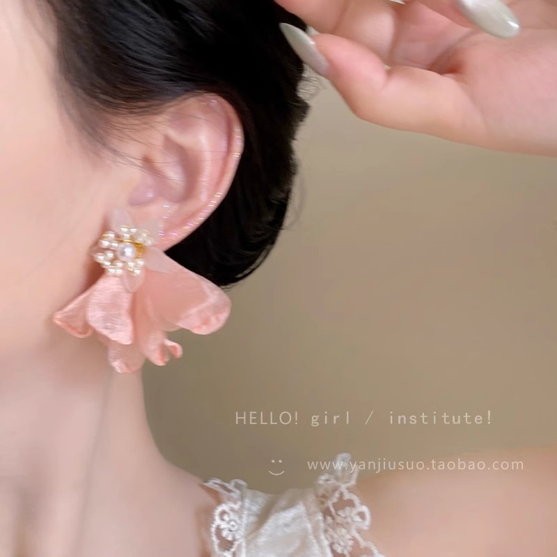 Ethereal and sweet yellow pearl flower earrings, unique and exaggerated for women to show off their faces, small stud earrings, seaside vacation photo earrings Application Scenario