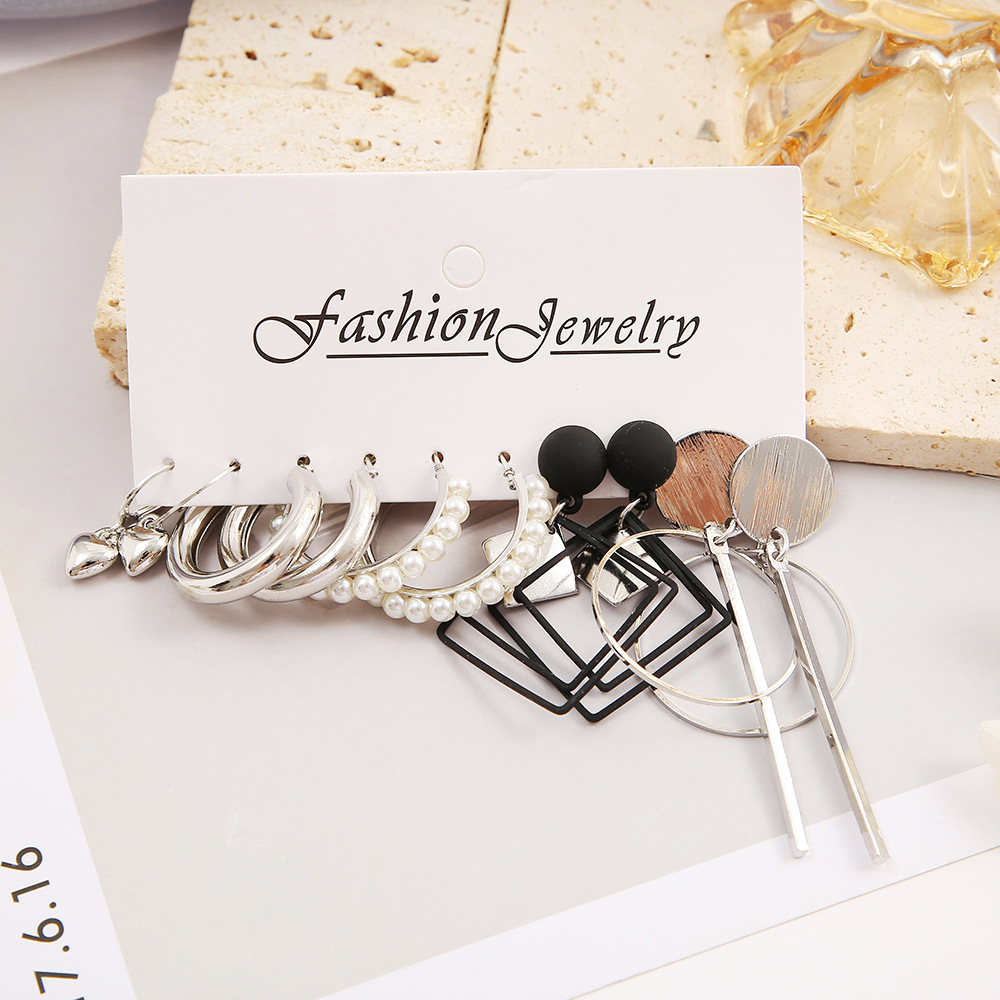 Cross-border supply of new triangular diamond-shaped circular stud earrings from Europe and America, creative retro and fashionable alloy earrings Application Scenario