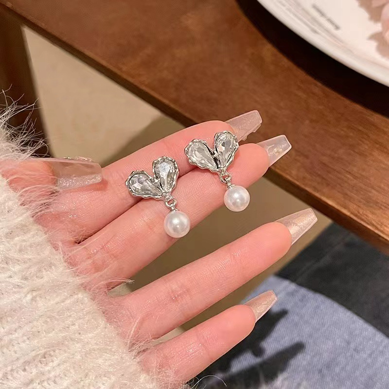 s925 Silver Needle Niche Light Luxury heart-shaped pearl stud Earrings, women's high-end design sense, versatile earrings and accessories wholesale full figure