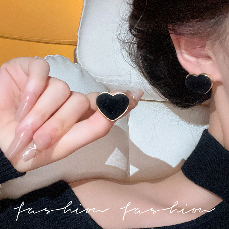 Retro flocked heart-shaped earrings for women, simple and versatile for autumn and winter, trendy ear studs, fashionable earrings Application Scenario