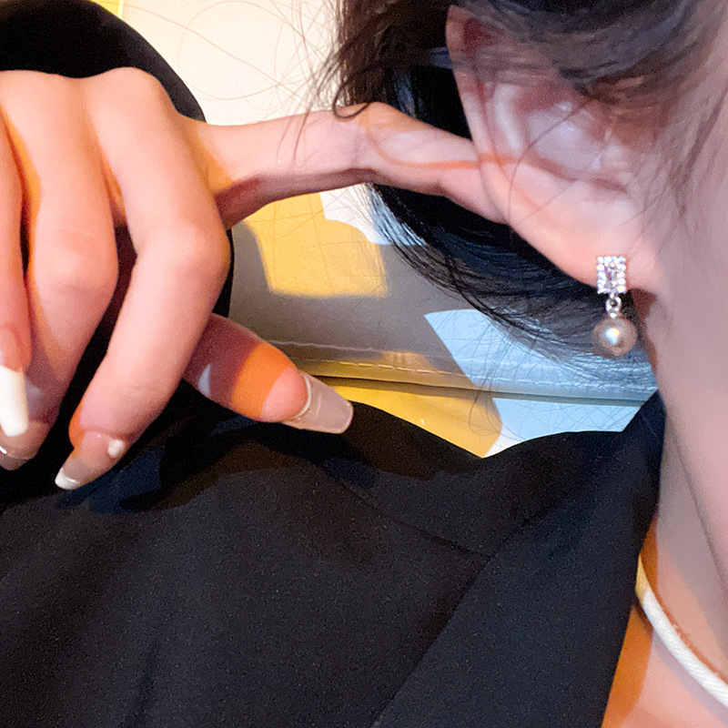 Korean silver-gray pearl stud earrings for women, a niche and light luxury ear-piercing look, simple and exquisite, versatile and fashionable earrings wholesale Application Scenario