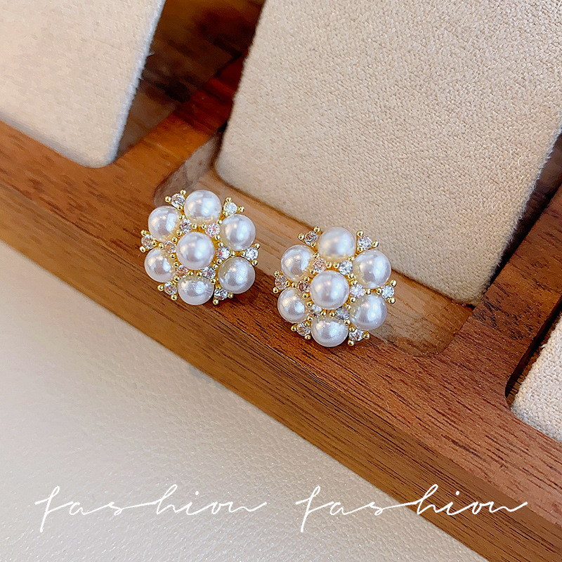 Copper micro-inlaid zircon hydrangea flower pearl stud earrings, a niche design for women with a high-end feel, fashionable silver needle earrings Specification drawing