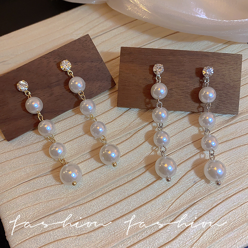 This is a unique and stylish long pearl earring from South Korea. It is a trendy and elegant ear accessory with a simple yet sophisticated look. It features sparkling diamond earrings for women Application Scenario