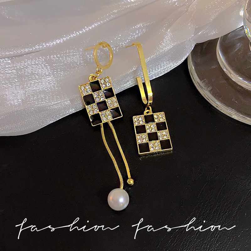 Black square earrings for women, long tassels, stylish and asymmetrical, exuding a light luxury and high-end vibe, exaggerated earrings Specification drawing