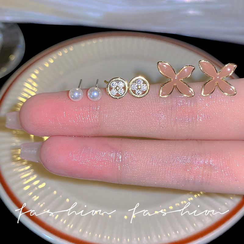 Three pairs of maple leaf ear-nourishing earrings in Korean style, small, fashionable and elegant, versatile pearl stud earrings, high-end earrings wholesale full figure