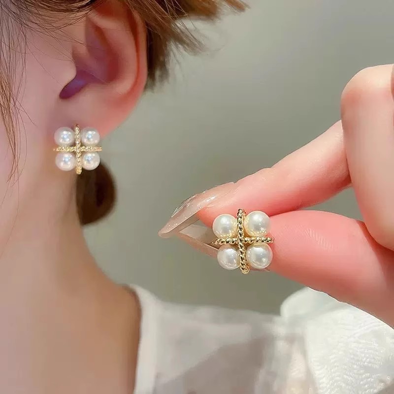 French retro square pearl stud earrings for women, simple, light luxury and high-end feel, niche design, elegant and versatile earrings Application Scenario
