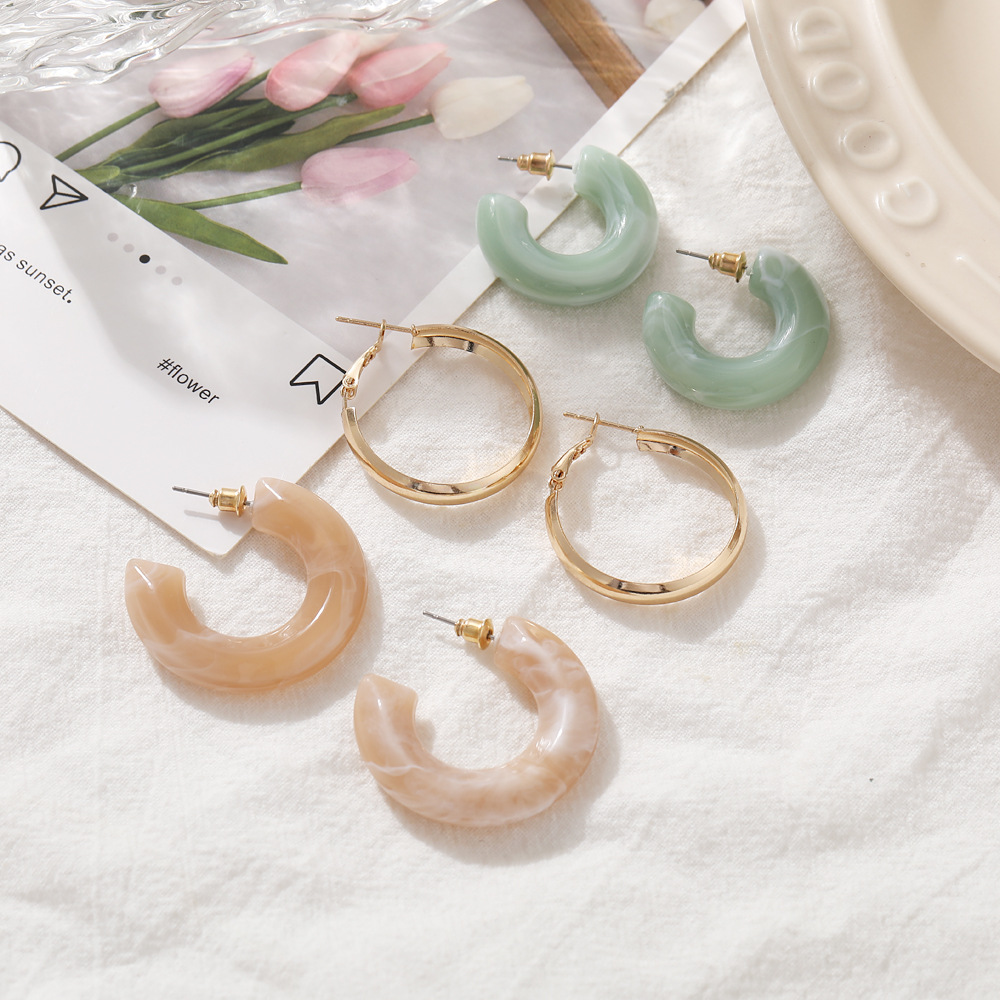 Han Zhishang European and American Acetic Acid Sheet Earring Set of 3 pairs, creative new retro C-shaped letter alloy earrings Application Scenario