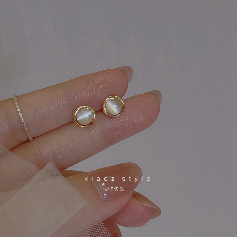 Cat's eye stone ear studs, mini and small earrings with the charm of Korean Internet celebrities, 2022 new trendy silver needle earrings wholesale full figure