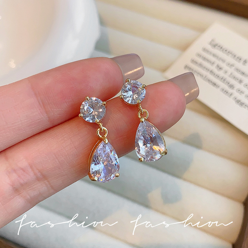Korean small and exquisite water drop diamond stud earrings, French retro light luxury gentle earrings, high-end and elegant earrings for women Specification drawing