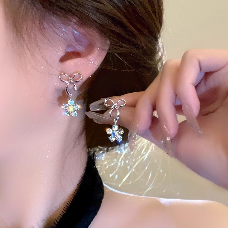 925 Silver needle Dazzling Sunflower water diamond bow earrings, niche light luxury cold style stud earrings, high-end ear accessories Specification drawing