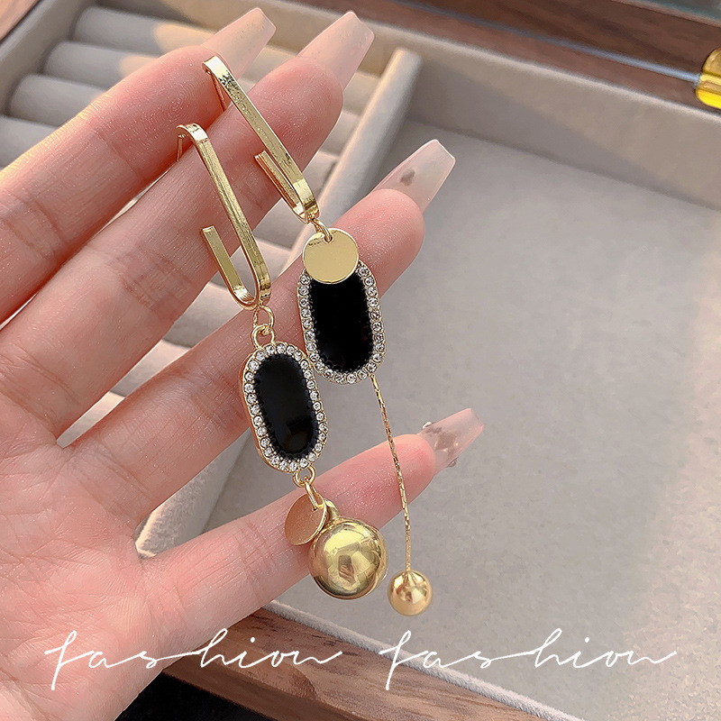 This high-end, light luxury long geometric asymmetrical earrings are simple and versatile for women. They exude a trendy charm. The tassel earrings make you look slimmer full figure