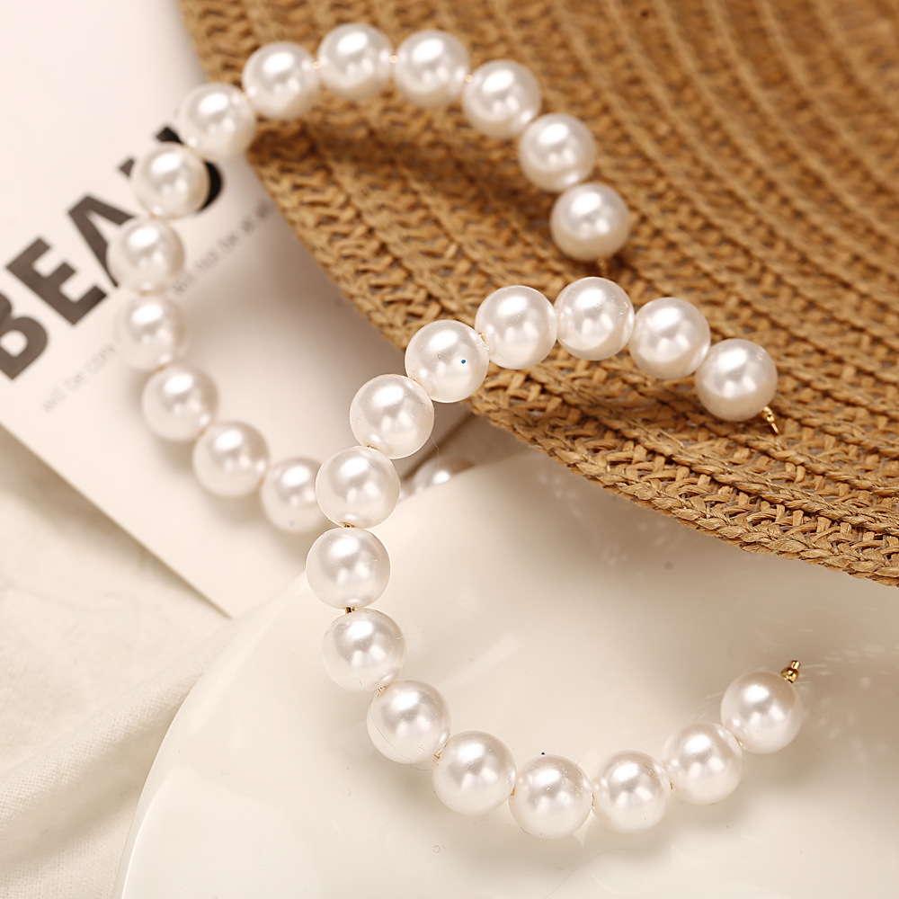 Han Zhishang's European and American cross-border large circle earrings are creative, retro, simple, exaggerated and individual, with artificial pearl ear loops wrapped around Application Scenario