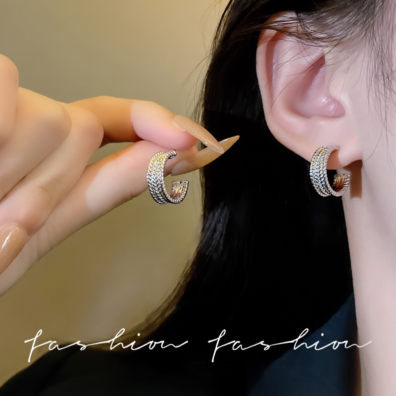 The C-shaped stylish ear rings from Japan and South Korea are a rare and versatile choice for women. They are geometric, trendy, and high-end earrings that exude a light luxury and fashionable personality details Picture