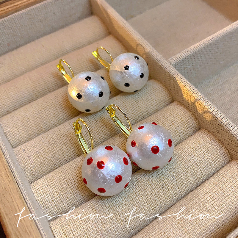Black and red round polka dot pearl earrings, unique, niche and simple stud earrings, fashionable and high-end, personalized ear buckles and earrings for women Application Scenario