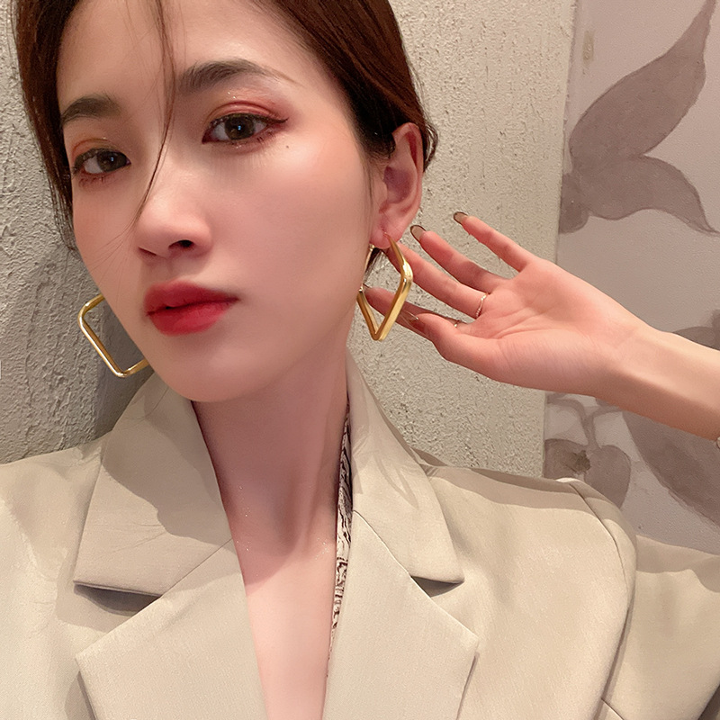 European and American exaggerated and grand earrings, a cold and elegant female style, matte and high-end, diamond-shaped ear rings, retro and light luxury style earrings details Picture