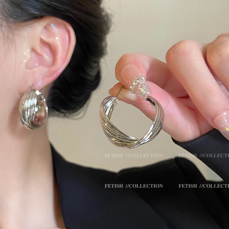Retro Hong Kong-style geometric circle earrings, a unique and stylish design for women, are versatile and high-end earrings for daily use full figure