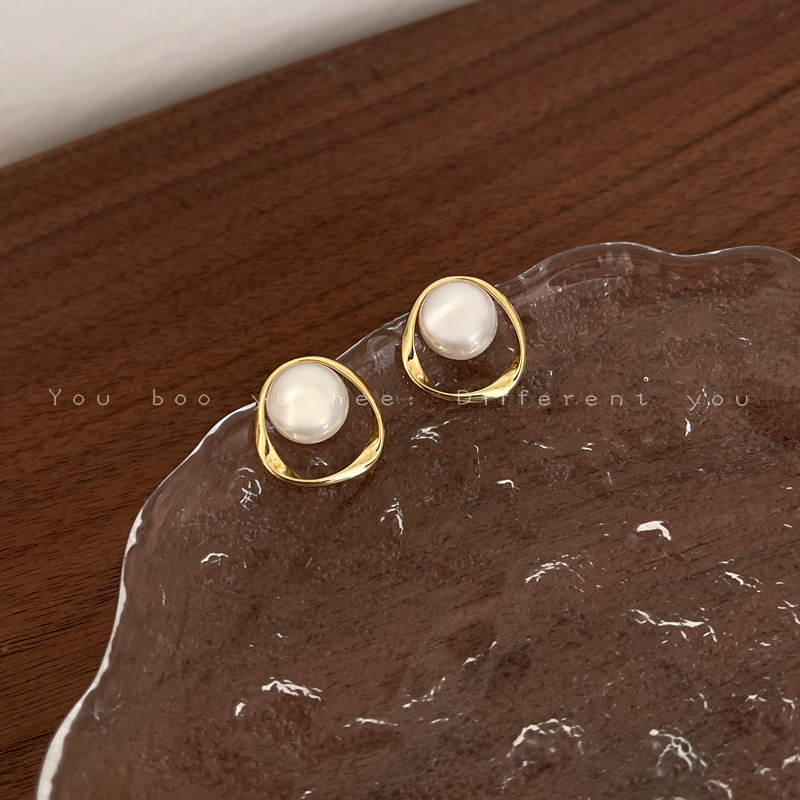 Retro pearl ring earrings for women, French niche high-end design, stud earrings, light luxury style, unique earrings wholesale Application Scenario