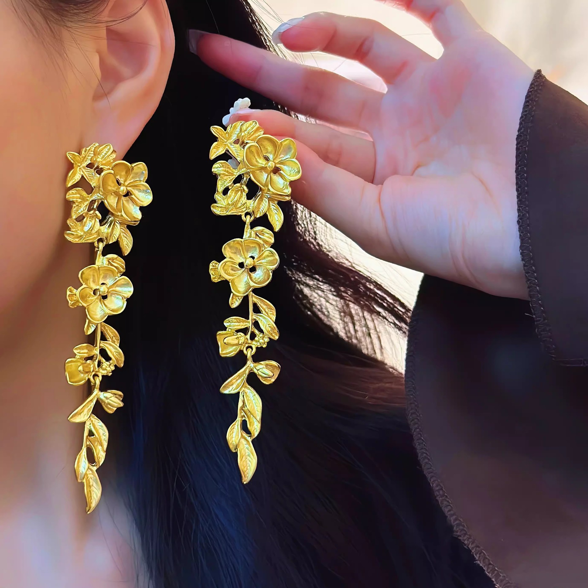 High-end, light luxury and exaggerated style earrings for women, retro golden long leaf earrings, suitable for round and square faces Specification drawing