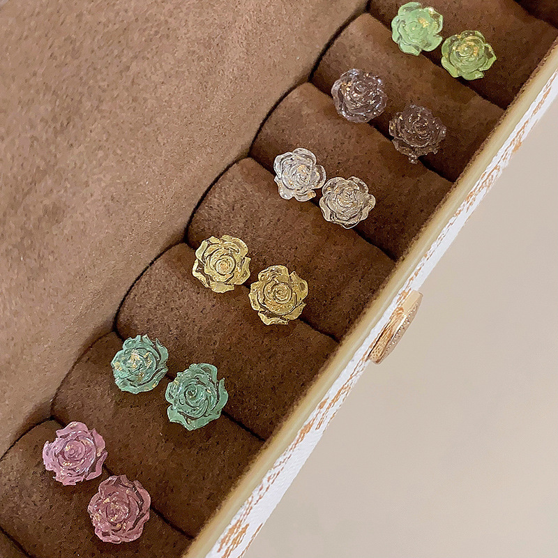 Simple, compact, light luxury flower stud earrings, daily exquisite and versatile earrings, super ethereal, fresh, sweet and elegant earrings wholesale full figure