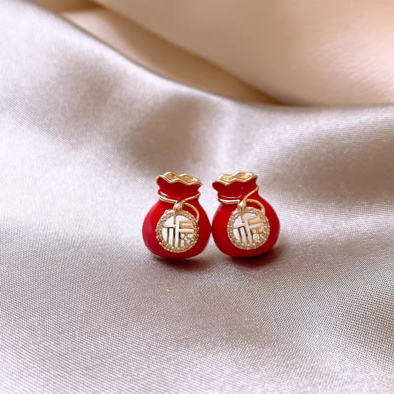 Chinese-style red New Year festive "Fu" character earrings, a retro and stylish set of earrings with hollowed-out tassels details Picture