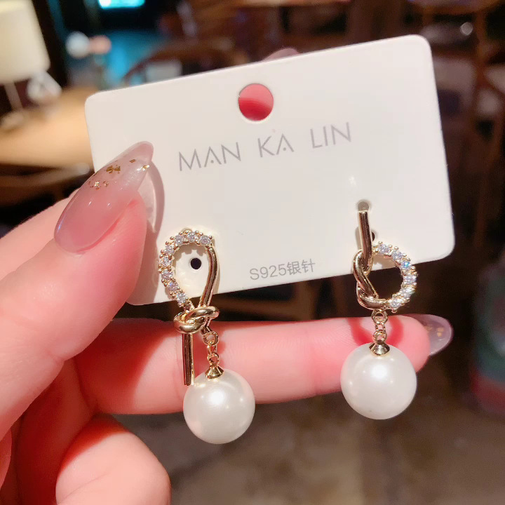 s925 Silver Needle Hong Kong-style retro pearl earrings, short and stylish, versatile Korean asymmetrical knotted stud earrings for women full figure