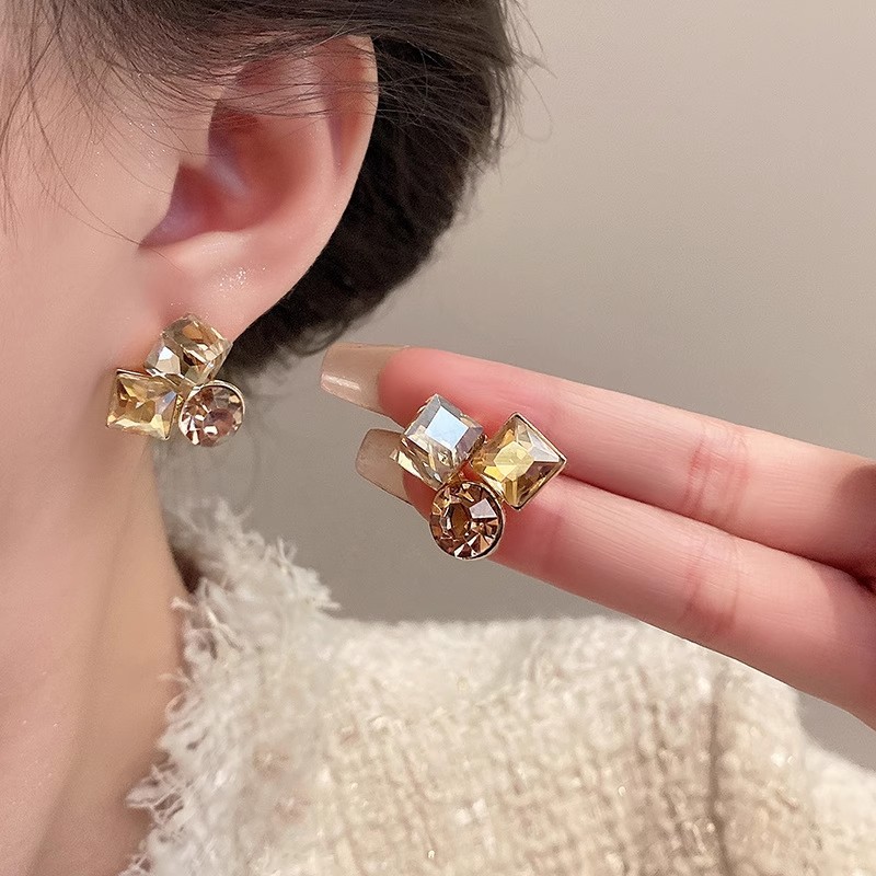 Exquisite retro geometric fashion earrings, women's light luxury and high-end style autumn and winter earrings, niche, versatile and unique earrings Specification drawing