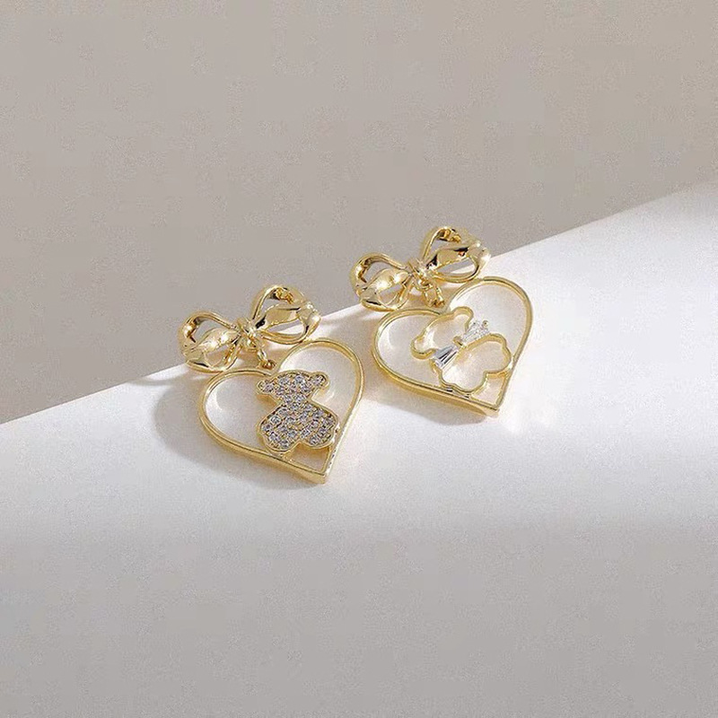 S925 Silver heart-shaped metal ear studs, French retro style earrings, trendy and elegant female bow earrings with silver needles details Picture