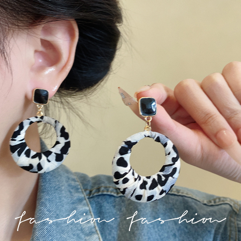 European and American retro leopard print fabric wound circle steel needle earrings, unique geometric style, high-end sense of earrings for women wholesale Application Scenario