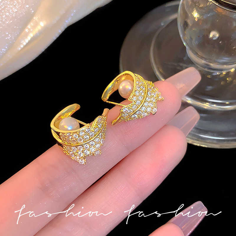 French-style exquisite leaf earrings, slightly inlaid unique pearl earrings, niche high-end and elegant stud earrings, silver needle wholesale full figure