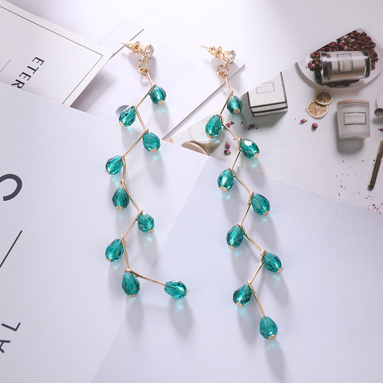 Korean retro tassel long stud earrings, simple and elegant crystal individual earrings, women's green crystal earrings, exquisite Application Scenario