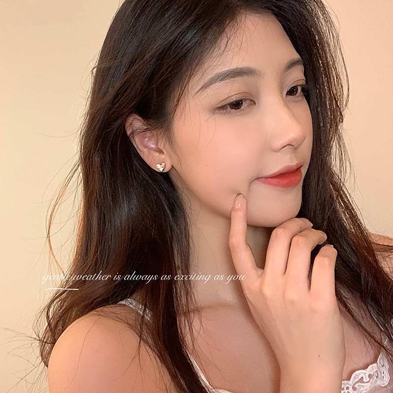 925 silver needle micro-inset heart-shaped stud earrings, a niche, exquisite and versatile pearl earring, a high-end and elegant accessory for women. Wholesale Application Scenario