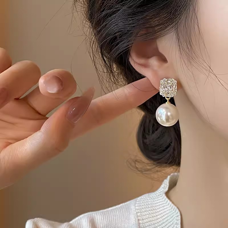 Zircon pearl stud earrings, a new 2025 bestseller for women, feature a light luxury and niche design, exuding a sense of high-end French style Specification drawing