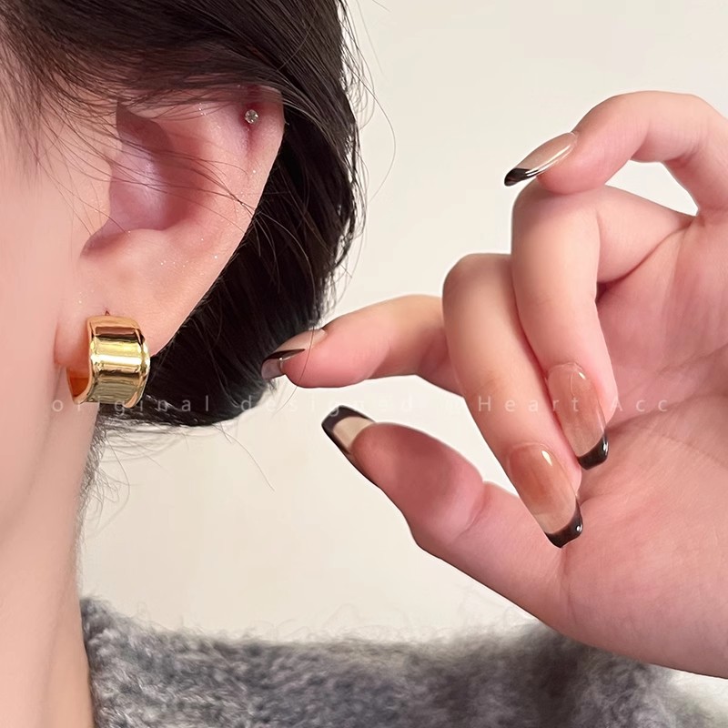 Geometric pleated design stud earrings for women, light luxury, fashionable, simple and versatile earrings. Unique and niche design earrings for autumn and winter Specification drawing