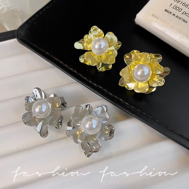 Irregular three-dimensional flower pearl stud earrings with a European and American style, a high-end, light luxury and exquisite women's earring, a new bestseller in 2025 Specification drawing