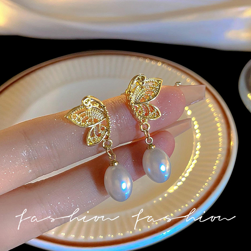 The light luxury court-style butterfly pearl earrings feature an exquisite and elegant design. They are internet-famous, exuding an ethereal charm and are versatile stud earrings Specification drawing