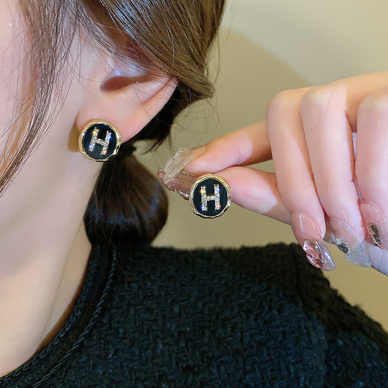 Elegant socialite earrings with a niche design sense, new trendy letter stud earrings, and high-end pure silver earrings in a delicate fragrance style Application Scenario