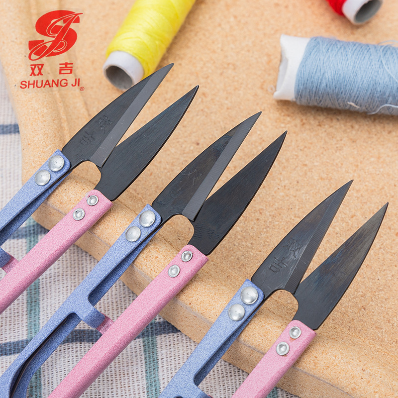 A small pair of scissors for cutting thread ends, a tailor's U-shaped scissors for thread cutting, a special yarn scissors for cross-stitch, sewing scissors for household use Specification drawing