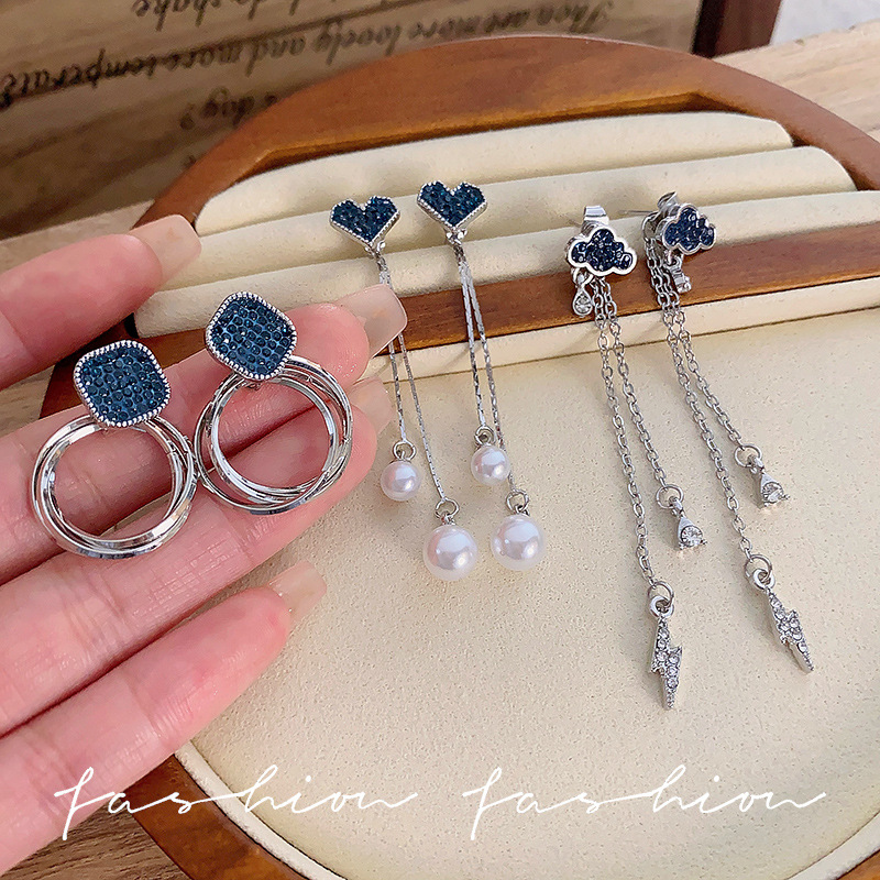 Micro-inlaid sparkling diamond star tassel stud earrings, niche design sense, elegant blue crystal earrings, high-end and unique earrings full figure