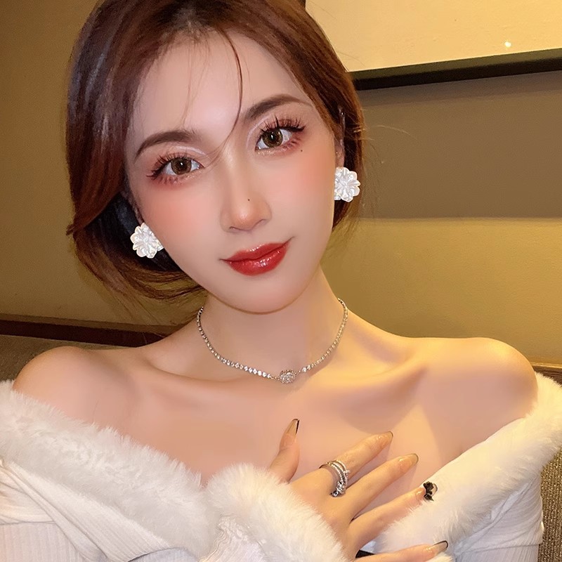 925 Silver Needle White Flower Earrings for Women, Summer 2024 new trendy and niche stud earrings, retro French earrings Application Scenario