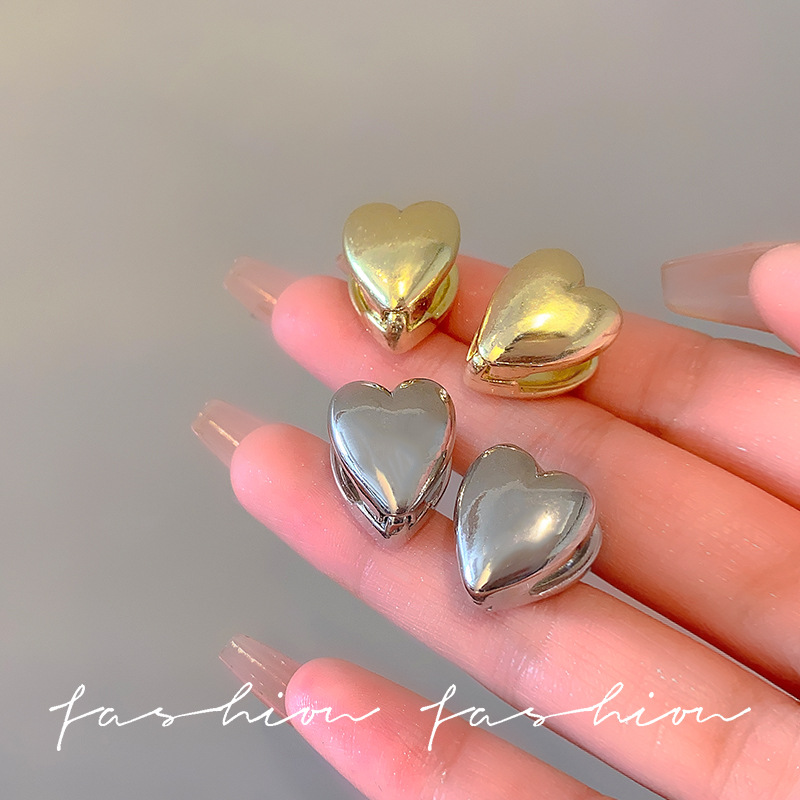 Cold style metal smooth heart-shaped stud earrings, French simple and individual earrings, women's light luxury and high-end peach-shaped earrings full figure