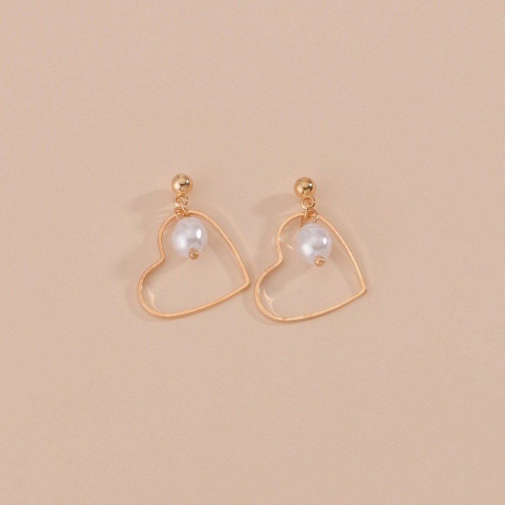 Japanese and Korean versions of fashionable and sweet heart-shaped pearl geometric alloy women's earrings, stud earrings and pendants details Picture