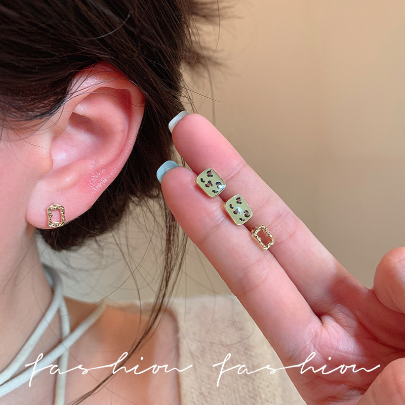 Mini and exquisite square black stud earrings, 2025 new bestseller ear-piercing earrings, small, elegant and high-end earrings Application Scenario