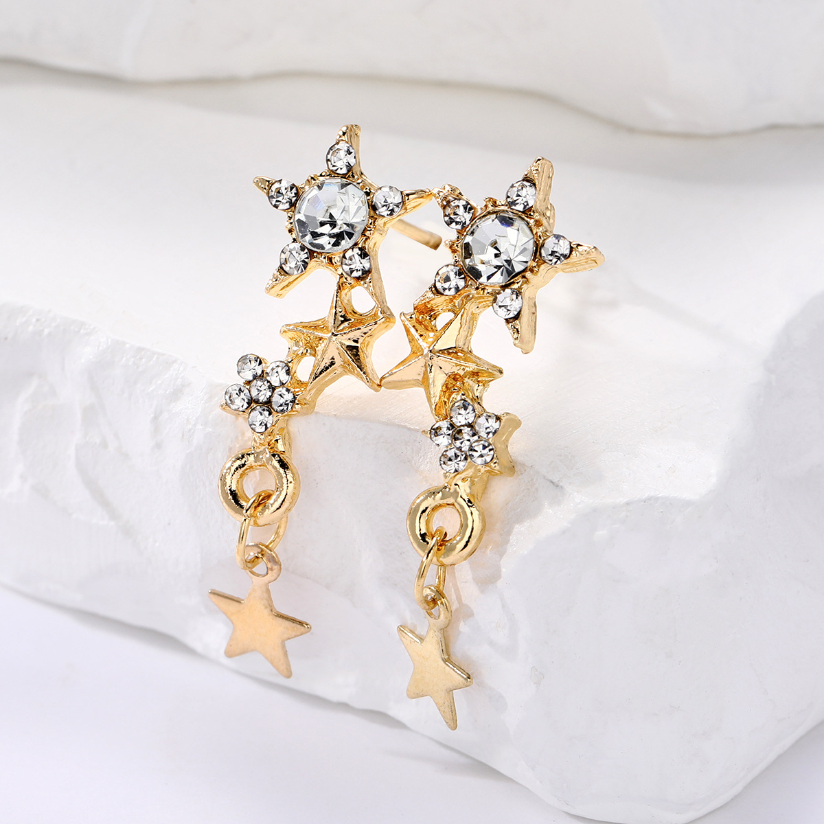 European and American cross-border simple and high-end style, exquisite star-shaped stud earrings, women's light luxury and niche style, five-pointed star pendant earrings Application Scenario
