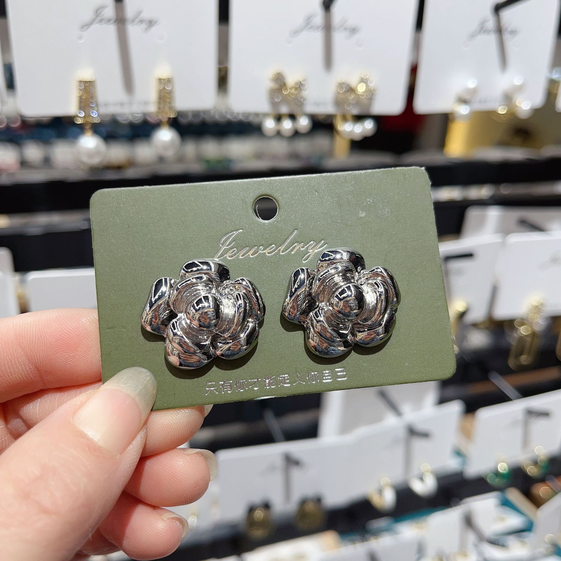 S925 silver needle retro vintage metallic three-dimensional rose stud earrings, camellia, niche and elegant silver needle earrings for women Specification drawing