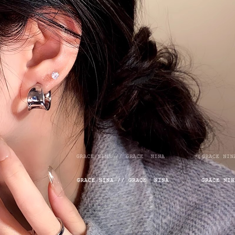 Commuting C-shaped wide face stud earrings for women, a niche design with a high-end feel, autumn and winter earrings, a new trendy metal ear accessory from 2025 full figure