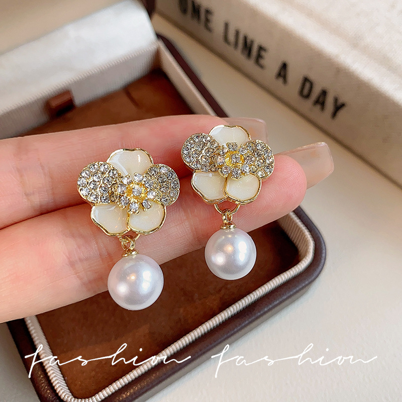 Exquisite micro-inlaid white flower earrings, women's pearl style versatile stud earrings, light luxury and high-end round face earrings new style full figure